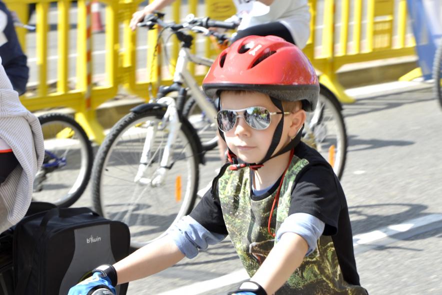 Niño en bici en modo terminator durante el evento