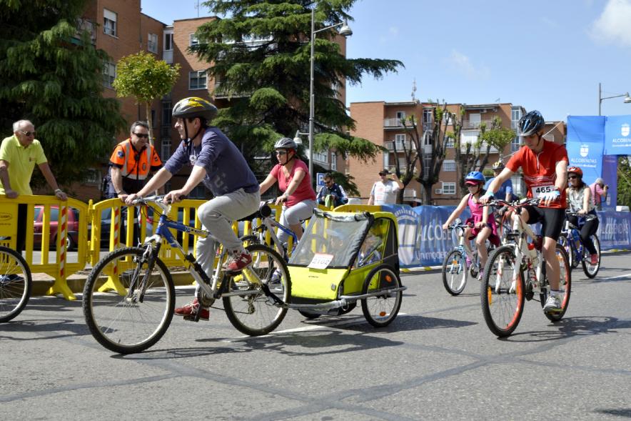 Participantes en bici durante el evento