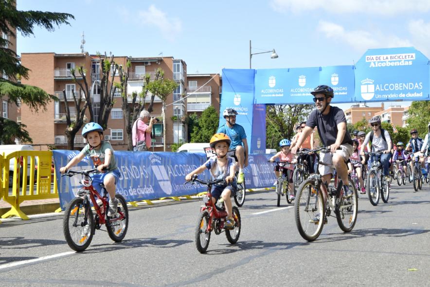 Niños participantes con sus padres