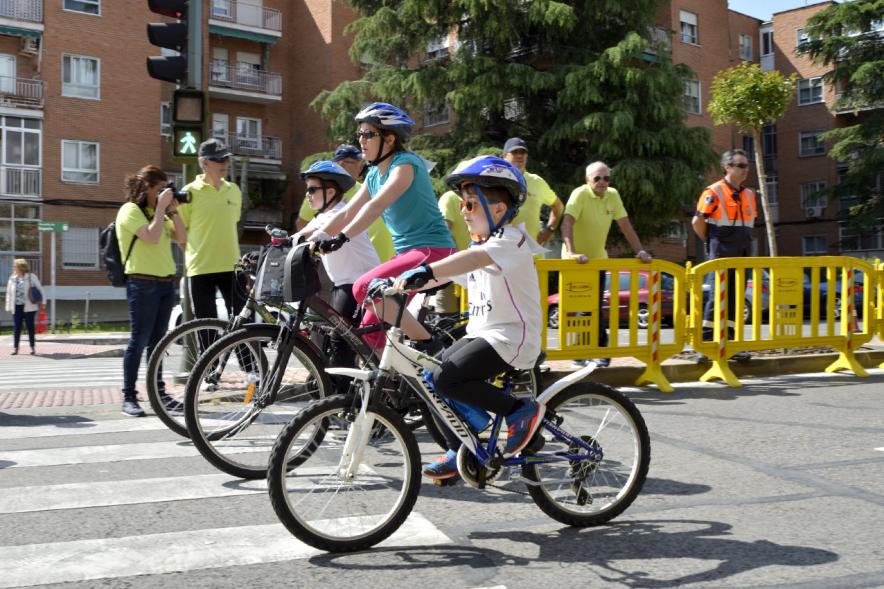 Niños participantes con sus padres