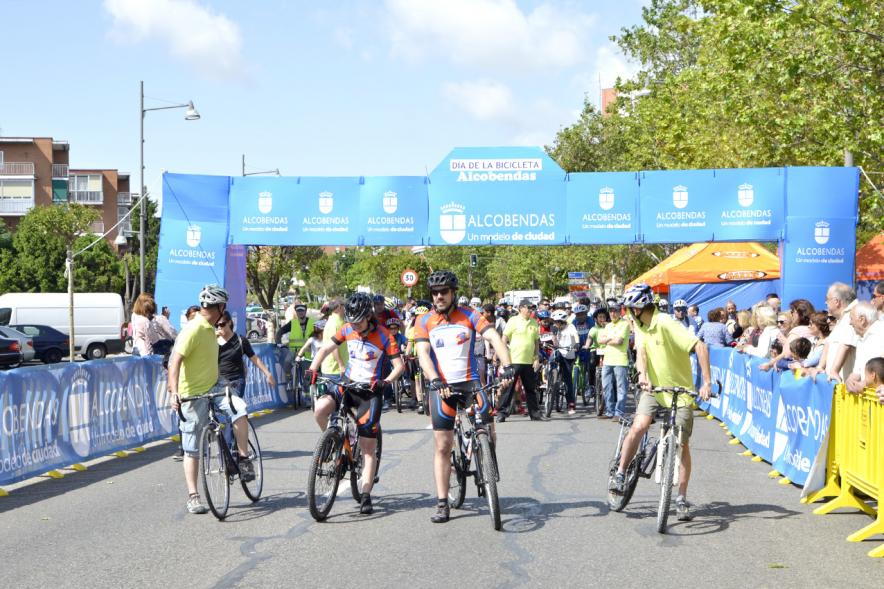 Pancarta de salida con participantes