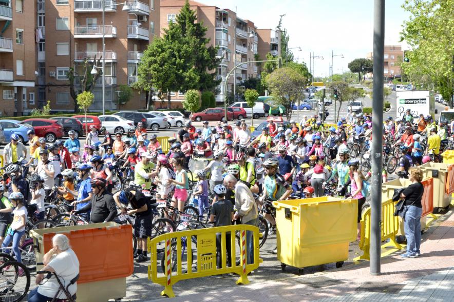 Plano general de una curva llena de participantes