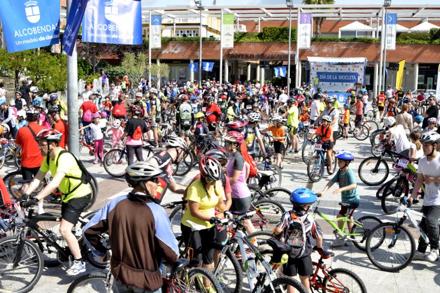 Plaza Mayor de Alcobendas Llena de participantes y sus bicicletas