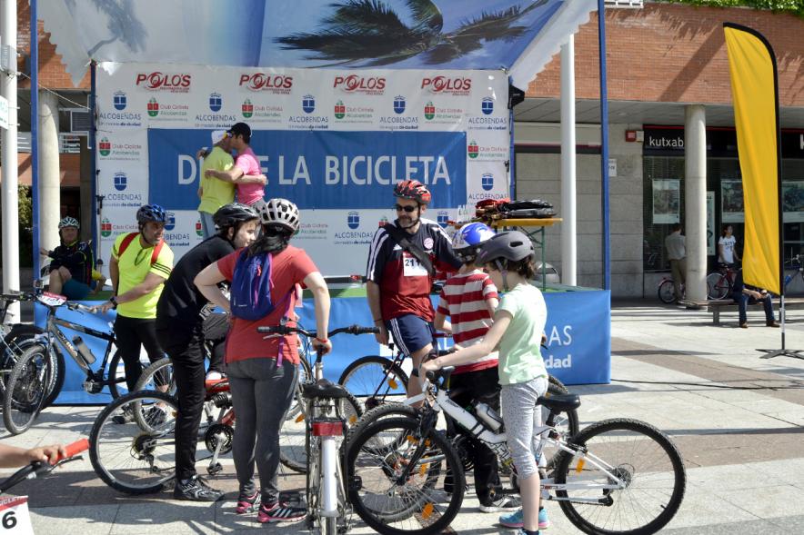 Escenario de actos con participantes al frente