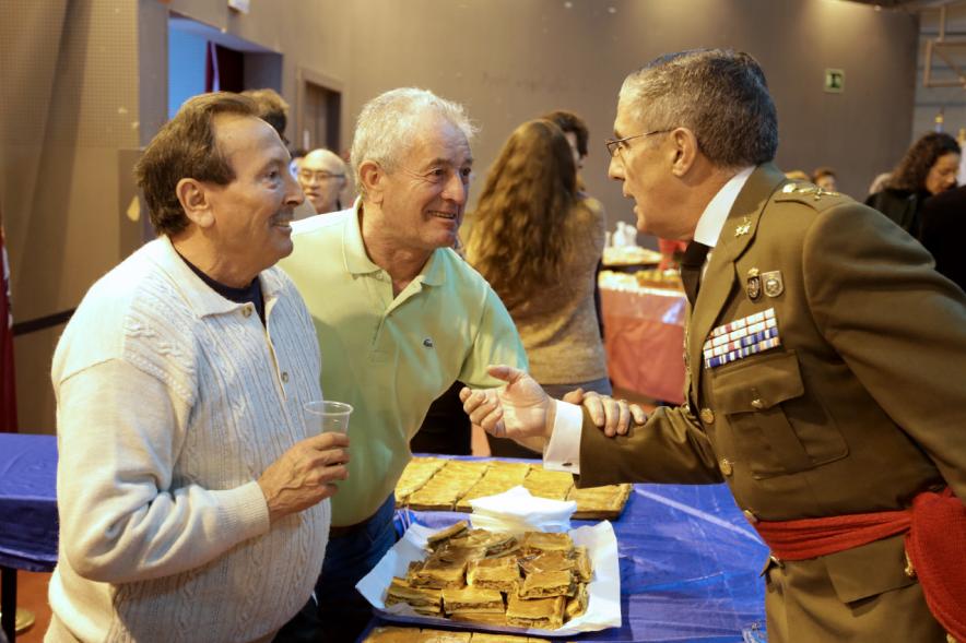 Detalle mando militar hablando con asistentes durante el cocktail