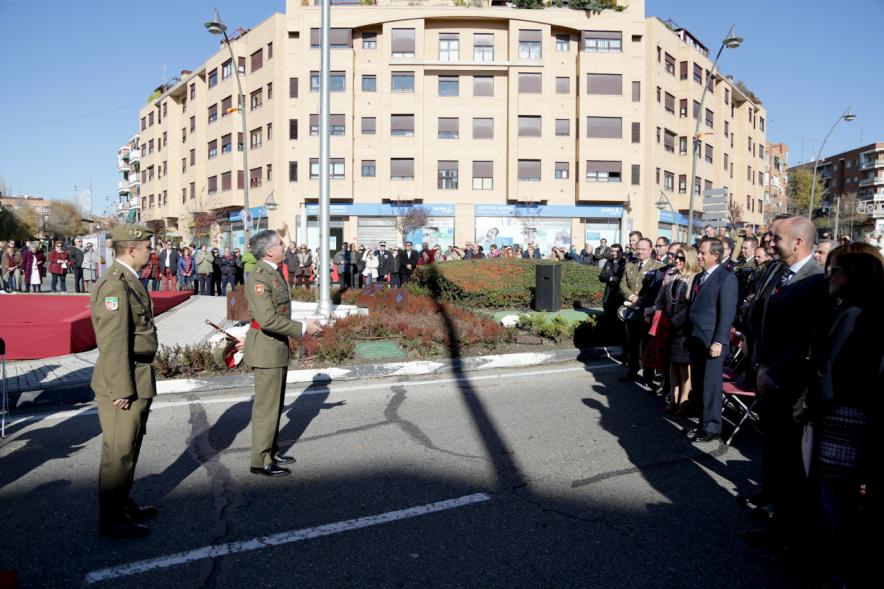 Detalle Mando militar hablando con alcalde y asistentes