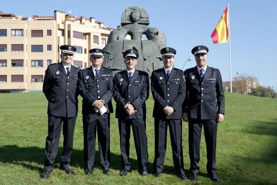 Mandos policiales posando frente a la menina
