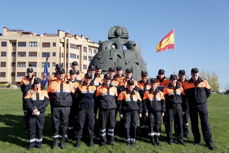 Miembros de protección civil posando frente a la menina