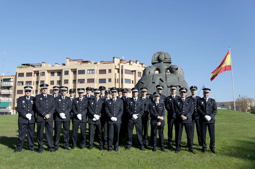 Mandos policiales posando frente a la menina