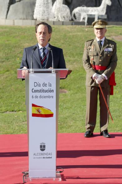 Plano largo de alcalde García de Vinuesa durante el discurso
