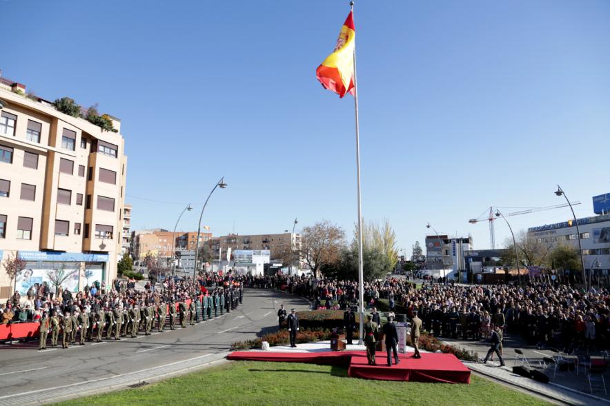 Bandera ondeando en la plaza