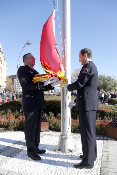 Detalle despliegue de bandera para izado