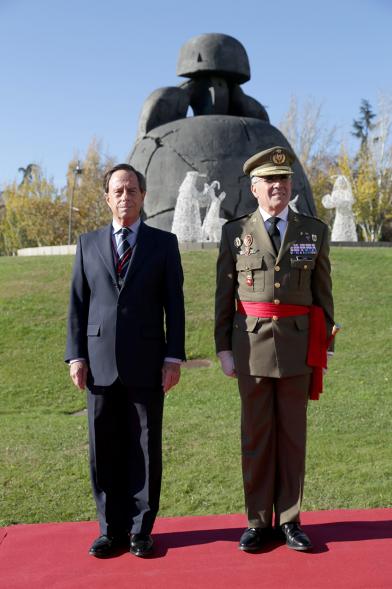 Detalle alcalde García de Vinuesa con mando militar y menina al fondo