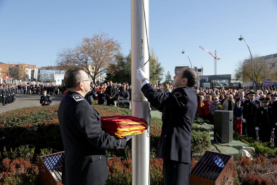 Detalle bandera plegada previo a ser enganchada al mástil