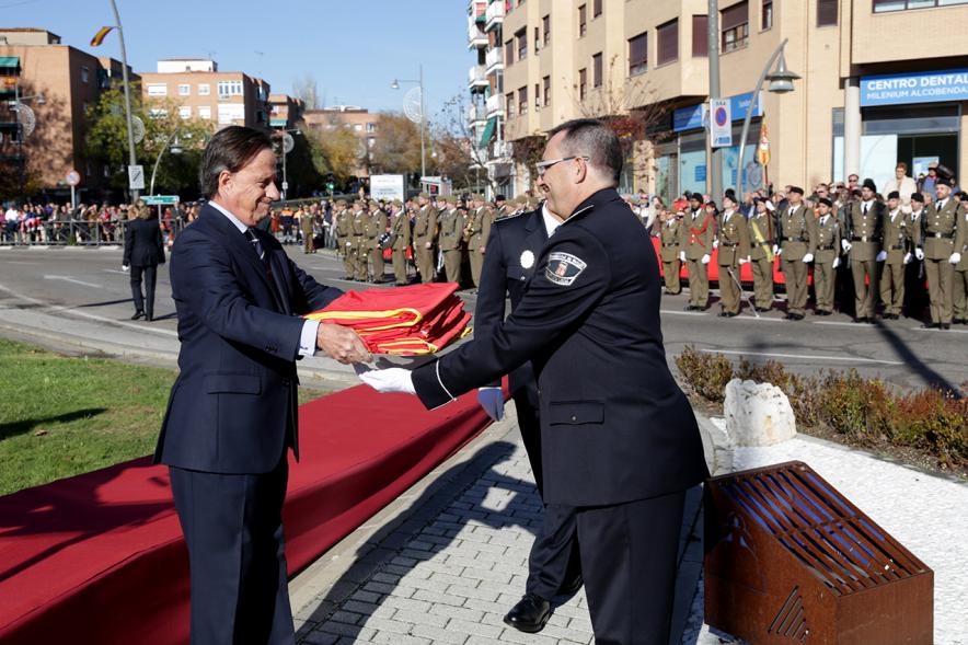 Detalle entrega de bandera por parte del alcalde García de Vinuesa