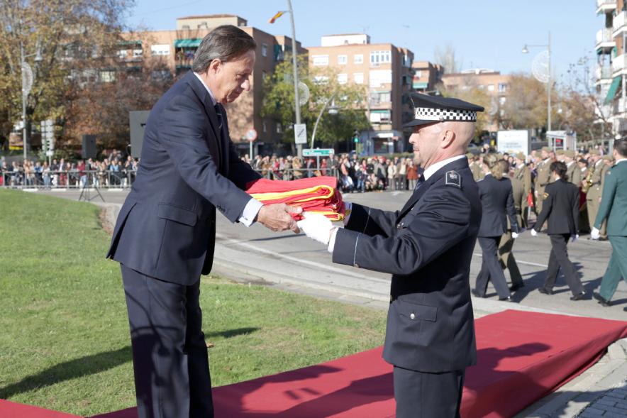 Detalle alcalde García de Vinuesa Entregando la bandera para su izado