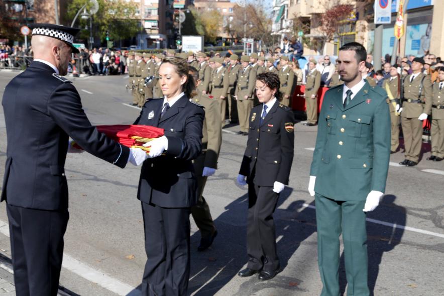 Mandos policiales haciendo entrega de la bandera