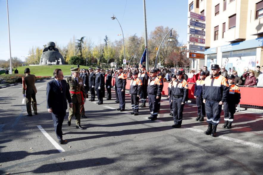 Alcalde y mando militar pasando revista a protección civil