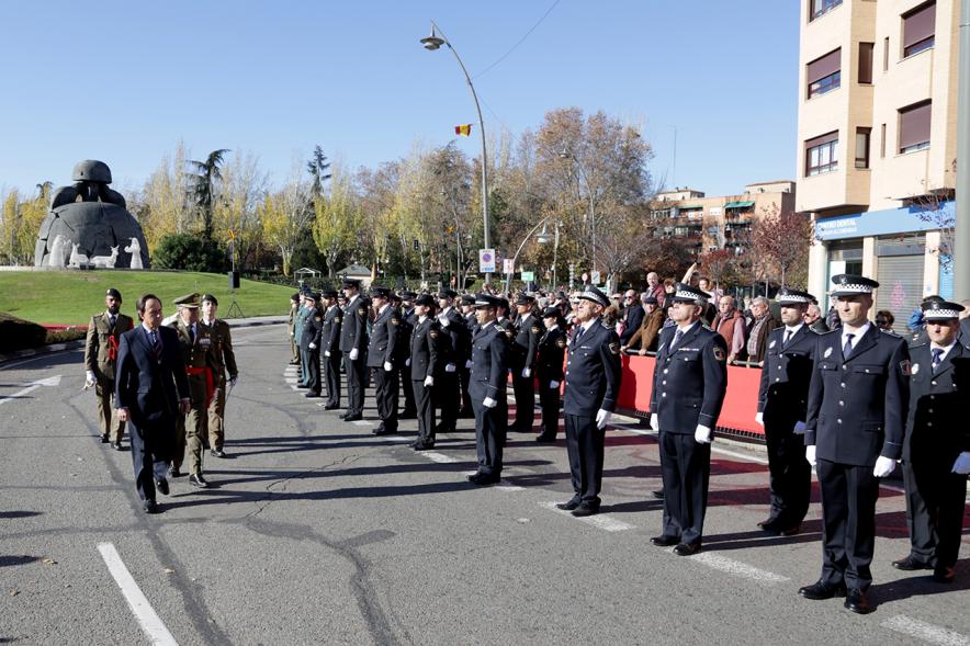 Alcalde y mando militar pasando revista a Policía 