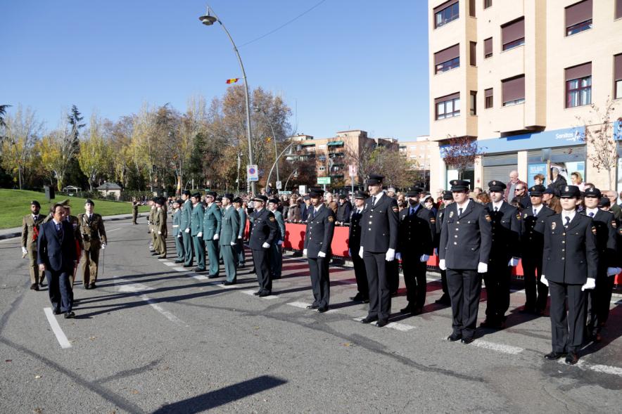 Alcalde y mando militar pasando revista a Policía 