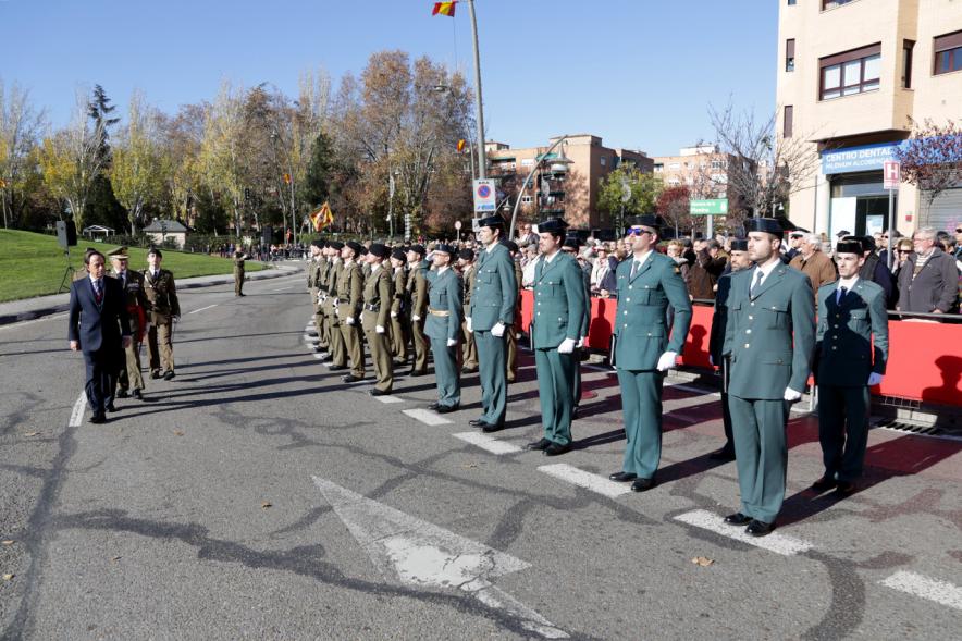 Alcalde y mando militar pasando revista a guardia civil