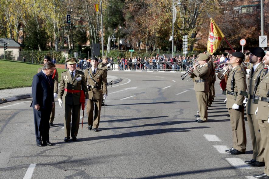 Alcalde y mando militar pasando revista a banda de música