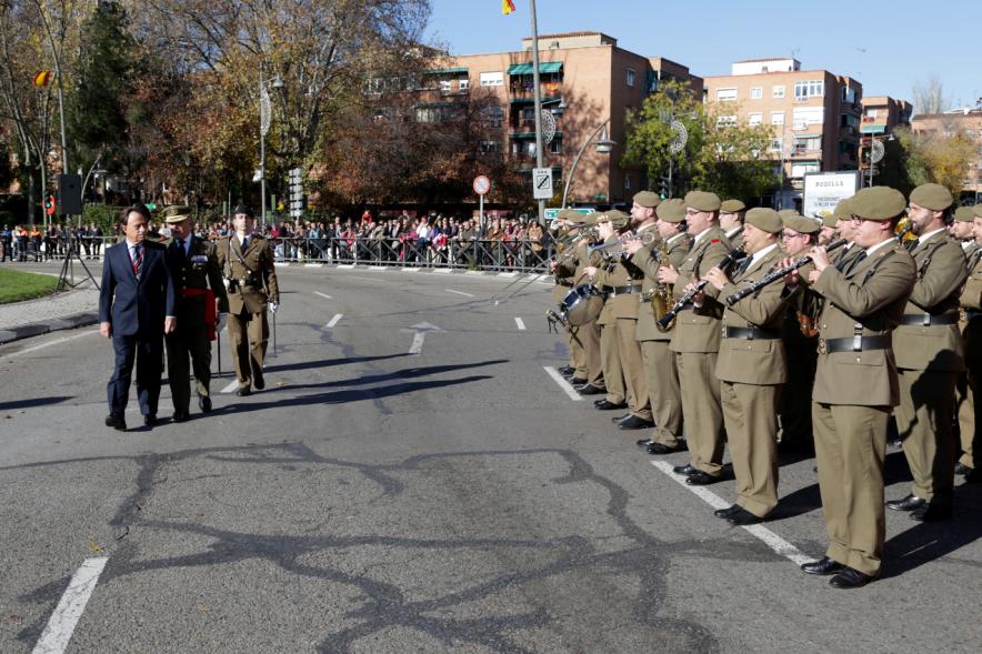 Alcalde y mando militar pasando revista a banda de música