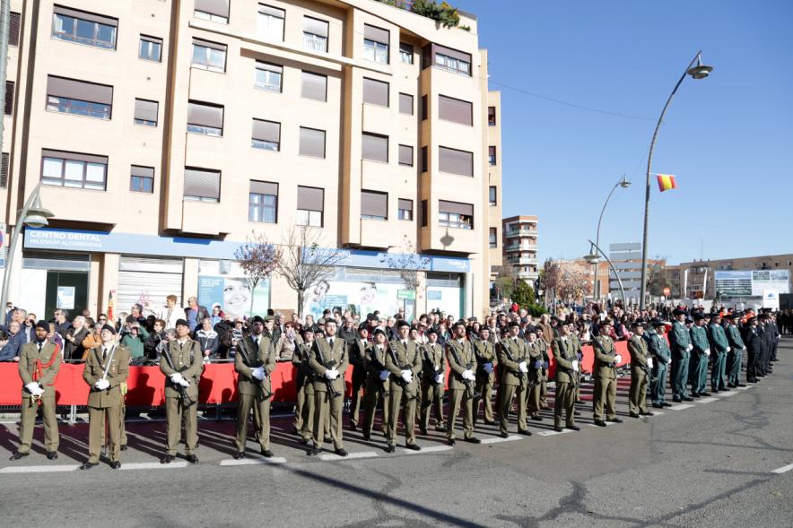Detalle  militares escoltando la calle en posición de descansen armas