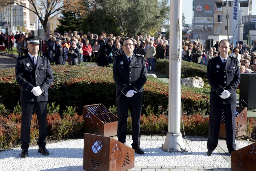 Detalle mandos policiales bajo el mástil