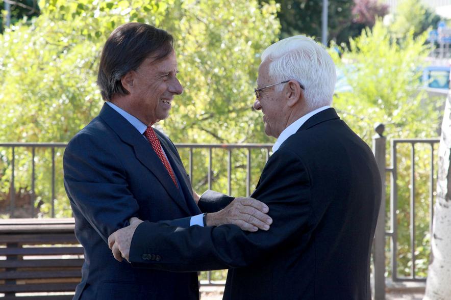 Día de la Paz 2016 - El alcalde con el Padre Ángel.