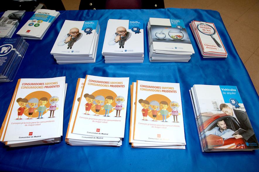 Día del Consumidor en La Esfera - Imagen de la mesa con los folletos.