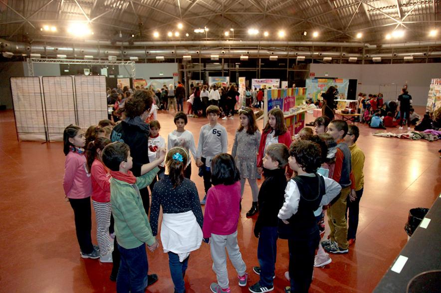 Día del Consumidor en La Esfera - Grupo de niños atendiendo a las explicaciones. 