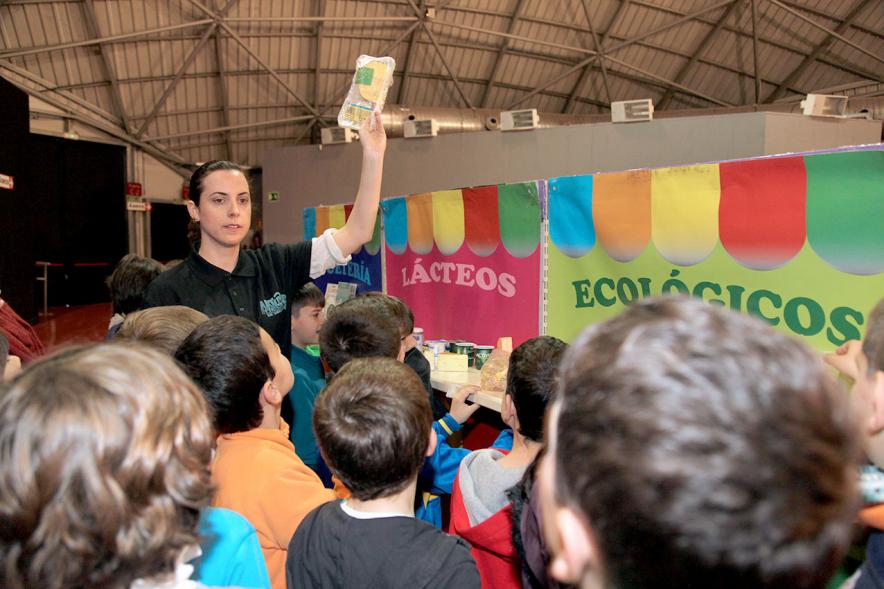 Día del Consumidor en La Esfera - Imagen de una monitora con los niños.