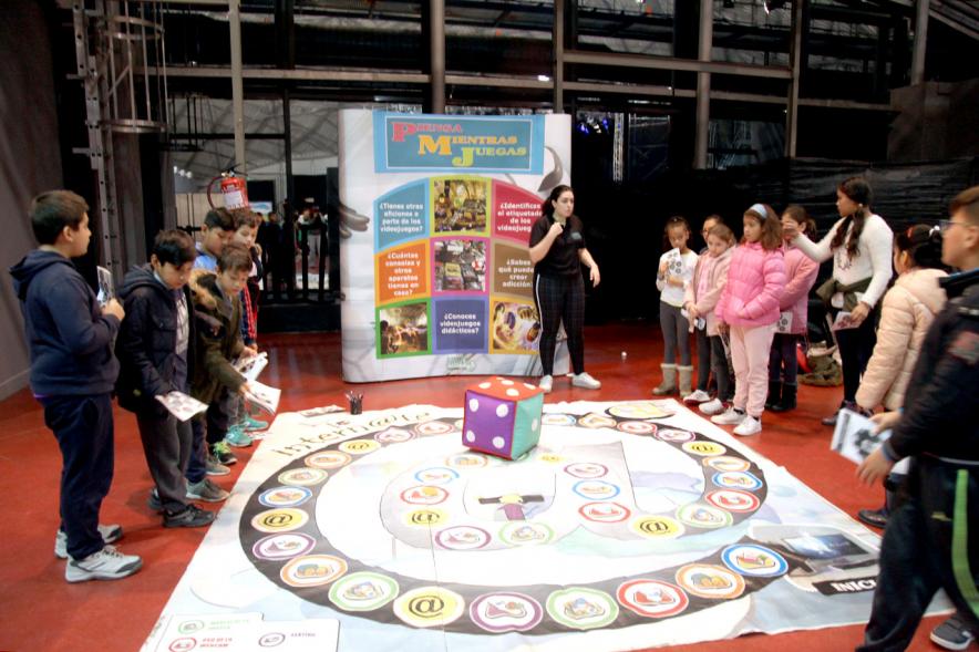 Día del Consumidor en La Esfera - Primer plano de la  monitora con los  niños.