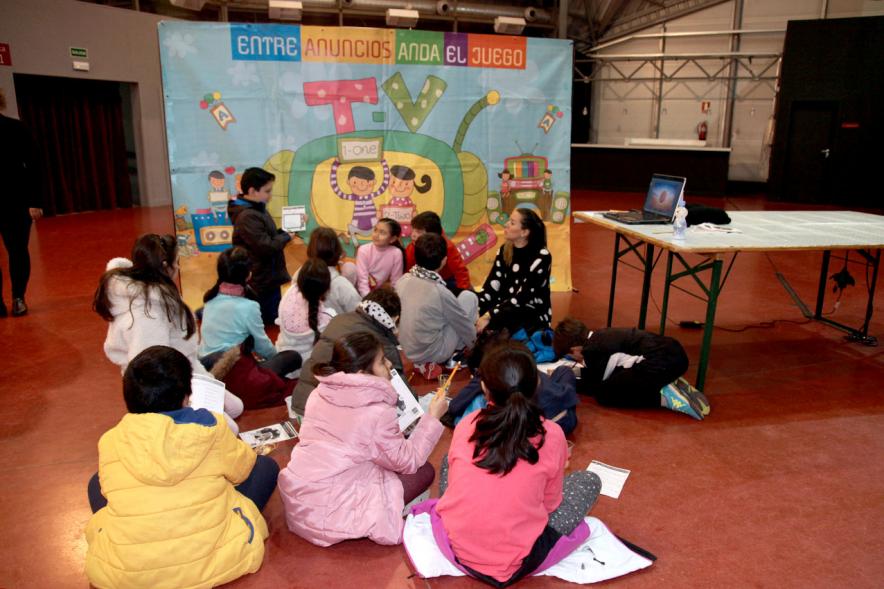 Día del Consumidor en La Esfera -  Primer plano de la  monitora con los  niños.