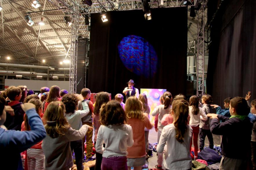 Día del Consumidor en La Esfera - Imagen de un animador interactuando con los niños.