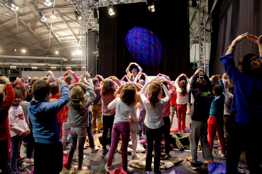 Día del Consumidor en La Esfera -  Imagen de un animador interactuando con los niños.