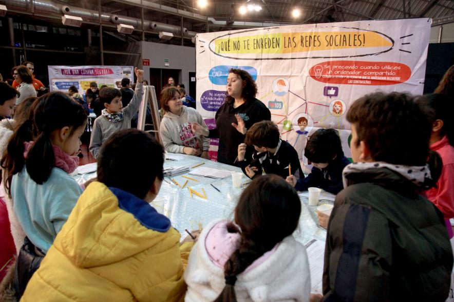 Día del Consumidor en La Esfera -   Imagen de una monitora con los niños.