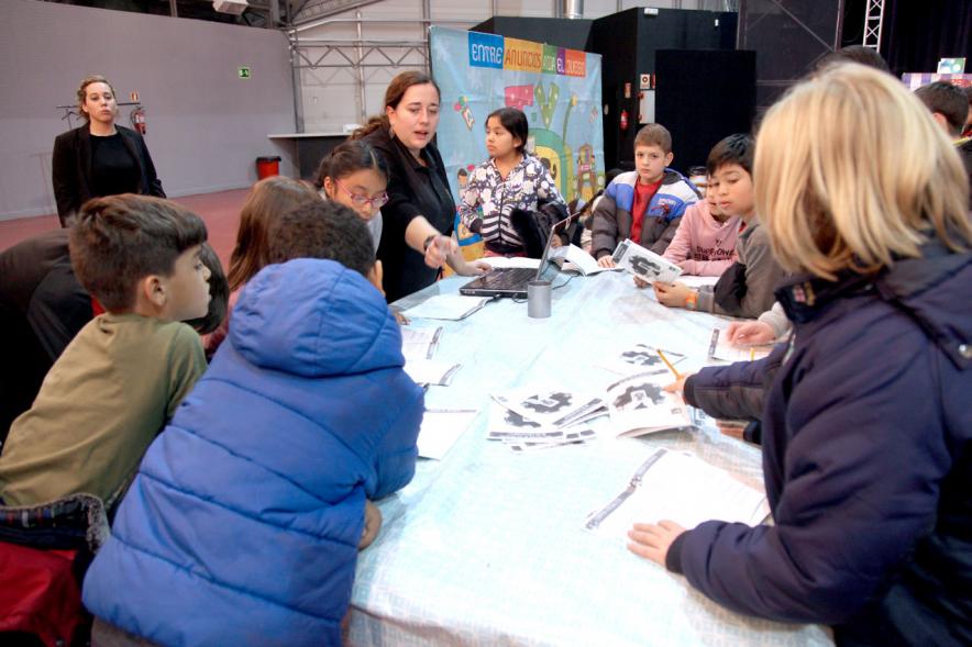 Día del Consumidor en La Esfera - Imagen de una monitora con los niños.