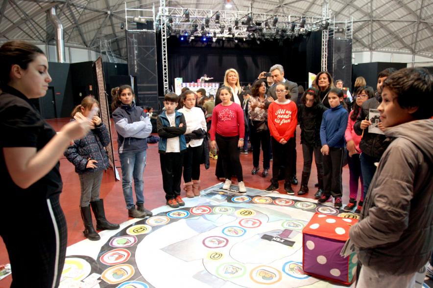Día del Consumidor en La Esfera - Círculo de niños junto a la monitora.