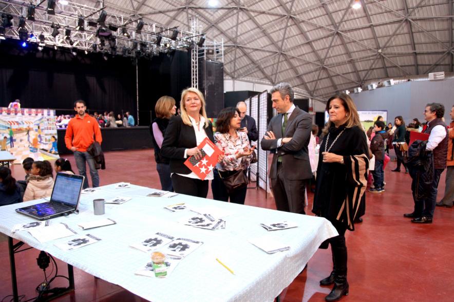 Día del Consumidor en La Esfera -  Grupo de responsables de ayuntamiento hablando.