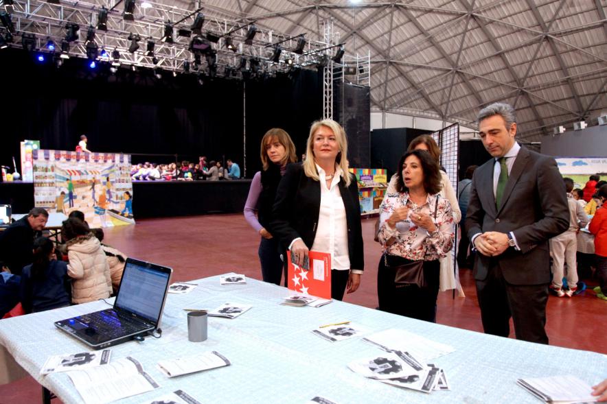Día del Consumidor en La Esfera -  Grupo de responsables de ayuntamiento hablando.