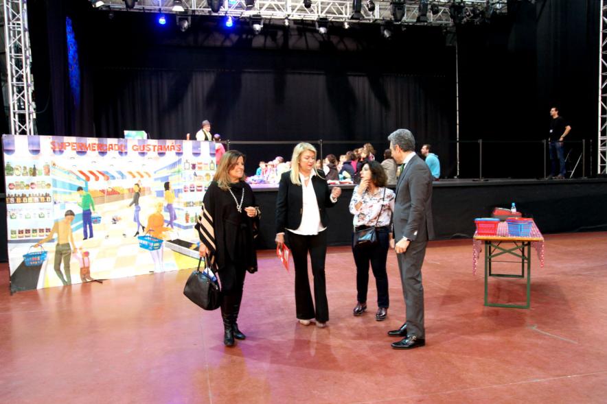 Día del Consumidor en La Esfera -  Grupo de responsables de ayuntamiento hablando.