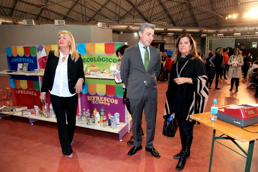 Día del Consumidor en La Esfera -  Grupo de responsables de ayuntamiento visitando el recinto.