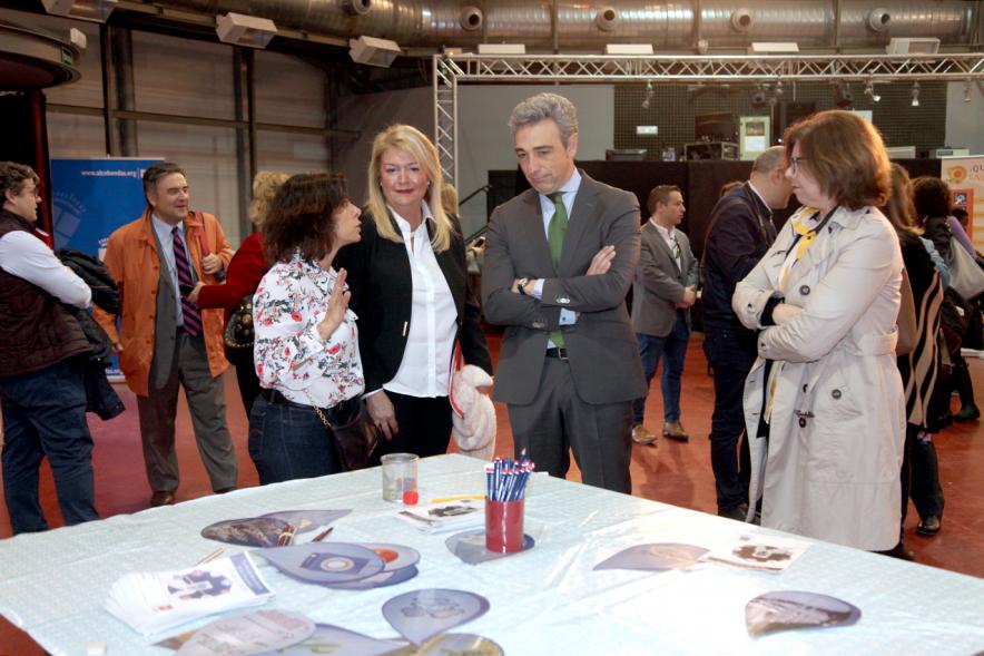 Día del Consumidor en La Esfera -Grupo de responsables de ayuntamiento hablando.