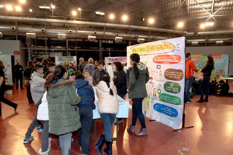 Día del Consumidor en La Esfera - Grupo de niños atendiendo a las explicaciones. 