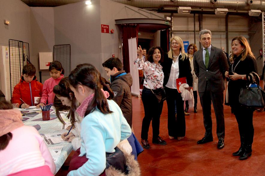 Día del Consumidor en La Esfera - Imagen de los responsables municipales y los niños.