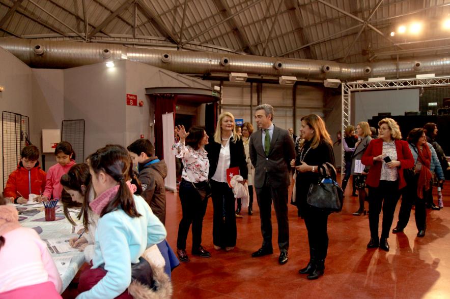 Día del Consumidor en La Esfera - Imagen de los responsables municipales y los niños.