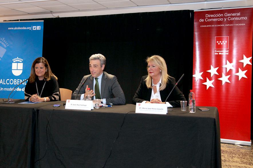 Día del Consumidor en La Esfera - Primer plano de la mesa de responsables municipales.