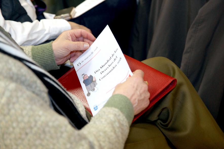Día del Consumidor en La Esfera - Imagen de un asistente con el folleto.
